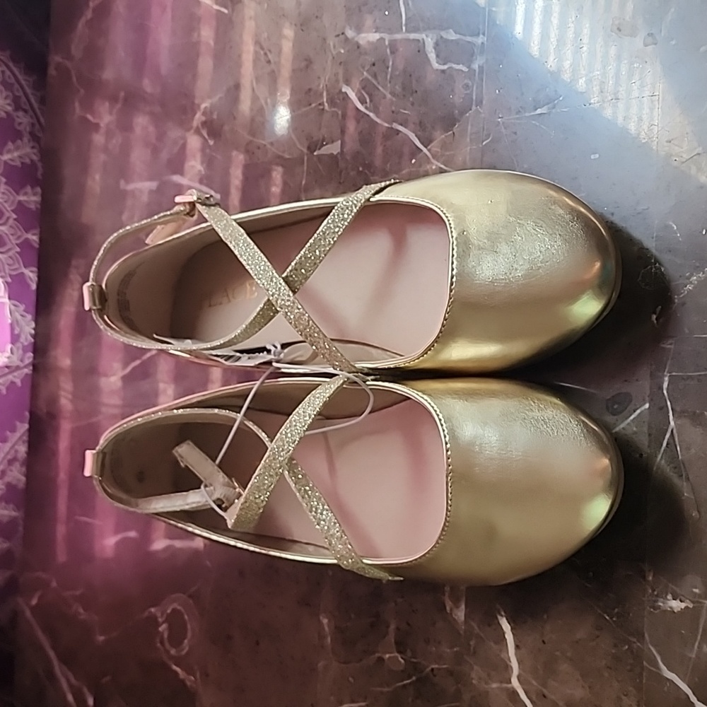 Girl shoes the children place size 4 metallic gold